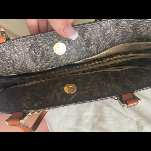MICHEAL KORS PURSE - Picture 3 of 10